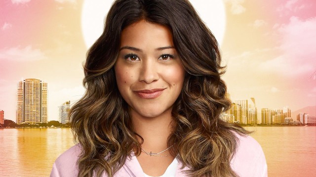  "Jane The Virgin" (Netflix)Jane (Gina Rodriguez) to 23-letnia studentka finansów i rachunkowości, która pracuje w hotelu. Pewnego dnia jej spokojne życie wywraca się do góry nogami, gdy odkrywa, że jest w ciąży. Wkrótce dowiaduje się również, że została przypadkowo sztucznie zapłodniona przez swojego lekarza.Fot. Netflix