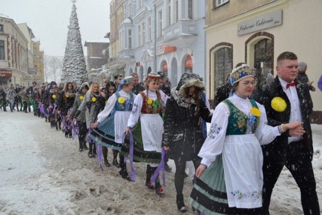 W piątek na kartuskim Rynku zatańczyło 250 maturzystów z powiatu kartuskiego