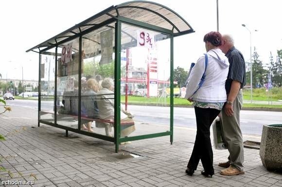 Oznakowany przystanek wzbudzał wiele zainteresowania pasażerów i przechodniów ulicy Poniatowskiego.
