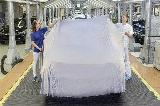 W fabryce Volkswagena w Wolfsburgu wyprodukowano  nowego Tiguana, który pojawi się na tegorocznej Międzynarodowej Wystawie Samochodowej we Frankfurcie. Pracownicy działu montażu poddali go ostatnim zabiegom kosmetycznym i odpowiednio zabezpieczyli na drogę przed premierą / Fot. Volkswagen