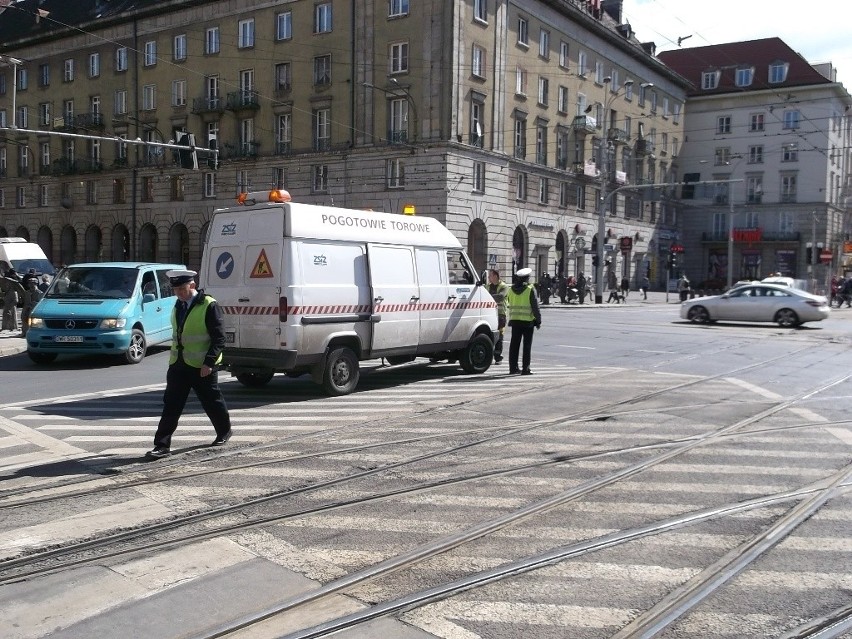 Wrocław: Pękła szyna na Piłsudskiego. Tramwaje jeździły objazdami (ZDJĘCIA)