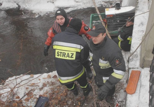 Strażacy walczą z lodem, który utworzył grubą warstwę pod mostkiem na ul. Chrobrego.