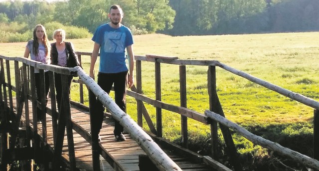 Drewniana kładka na rzece, łącząca wioski Rogowo z Żarowem, jest w coraz gorszym stanie. Mieszkańcy zreperowali ją własnym sumptem, ale teraz potrzebny jest gruntowny remont