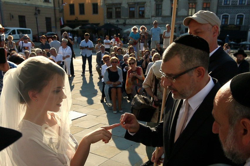 Żydowski ślub na Placu po Farze. Para z Ukrainy powiedziała sobie: tak (ZDJĘCIA, WIDEO)