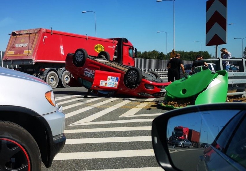 Wypadek taksówki na DTŚ wyglądał bardzo groźnie> jedna osoba...