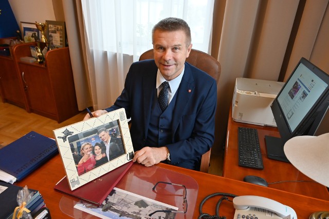 Kolejny odcinek z cyklu tajemnice gabinetów najważniejszych ludzi w mieście. Zaprezentowaliśmy już miejsce pracy marszałka województwa, a jak wygląda gabinet prezydenta Kielc, Bogdana Wenty? Co w nim zmienił po objęciu go po poprzedniku, Wojciechu Lubawskim? Zobacz na kolejnych slajdach>>>