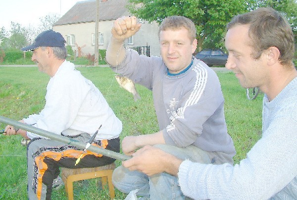 GMINA CHOJNICE. W środku Angowic jest  staw, więc mieszkańcy mają pod nosem ryby. -  Biorą karasie, karpie, liny, okonie - wyliczają  Dariusz Ćwikła, Andrzej Dolina i Stanisław  Jeszke. - W sumie to dzięki programowi  SAPARD mamy we wsi i staw, i ulicę, więc się  cieszymy. Popołudniami często tu łowimy.