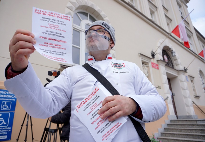 Restauratorzy zazdroszczą sprzedawcom chryzantem. Chcą pomocy. Natychmiast