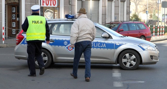 Na przejściu dla pieszych przy ulicy Kupieckiej 88-letni kierowca toyoty potrącił kobietę.