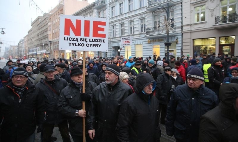 Protestowali przed magistratem. „Tylko ch... i złodzieje zabierają przywileje” [zdjęcia]