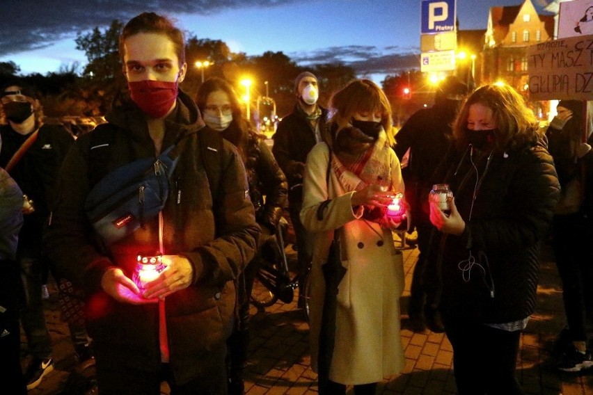 Kilkadziesiąt osób ruszyło w marszu "tysiąca zniczy"