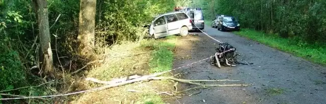 Ogromna siła uderzenia wyrwała z auta silnik