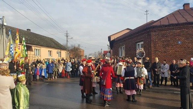 Tak prezentował się Orszak Trzech Króli, który przeszedł ulicami Sędziszowa w poprzednim roku. Wydarzenie cieszyło się dużym zainteresowaniem i przyciągnęło tłumy.