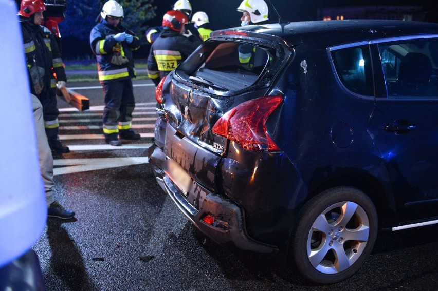 Wypadek na DK nr 77 w Orłach. W zderzeniu ciężarówki i dwóch osobówek ranna została kobieta [ZDJĘCIA]