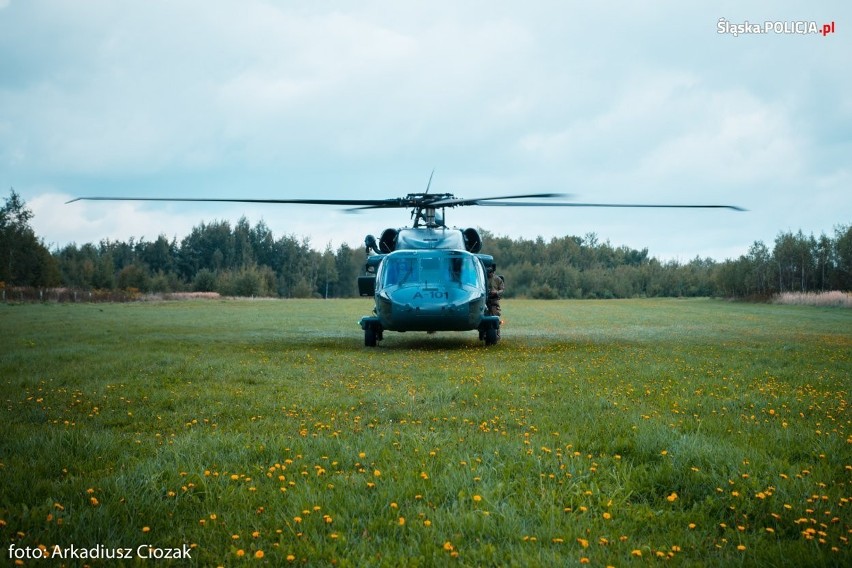 Helikopter Black Hawk krążył nad Porębą. Antyterroryści wylądowali na dachu ZDJĘCIA + WIDEO