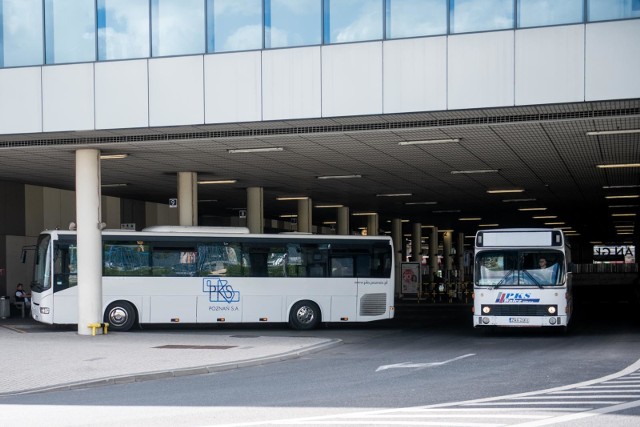 Ograniczenia związane z pandemią koronawirusa spowodowały, że niewiele osób podróżuje. Autobusy spółki PKS Poznań jeżdżą obecnie według wakacyjnego rozkładu jazdy, a w weekendy jeszcze rzadziej niż latem. Taka częstotliwość kursowania pojazdów poznańskiej spółki ma obowiązywać do połowy stycznia 2021 roku
