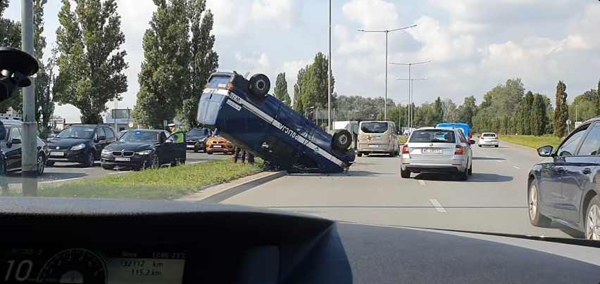 Dachowanie radiowozu na ul. Struga w Szczecinie