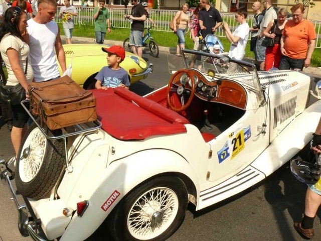 Parada pięknych aut z akompaniamentem orkiestry w Stalowej Woli