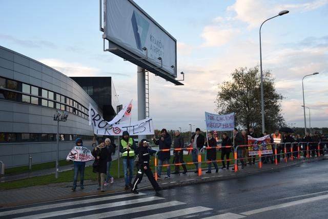 Lotnisko chce mieć nowy pas, mieszkańcy protestują [WIDEO]