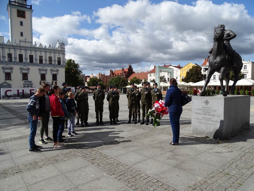 Uczestnicy "Marszu pamięci" złożyli kwiaty pod pomnikami i...