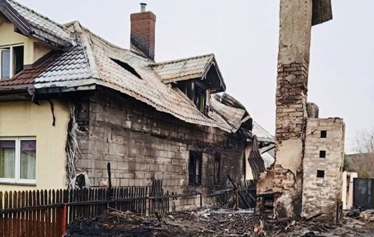 Tragiczny pożar w miejscowości Szorce. Spłonęły dwa domy. Potrzebna pomoc pogorzelcom (zdjęcia)