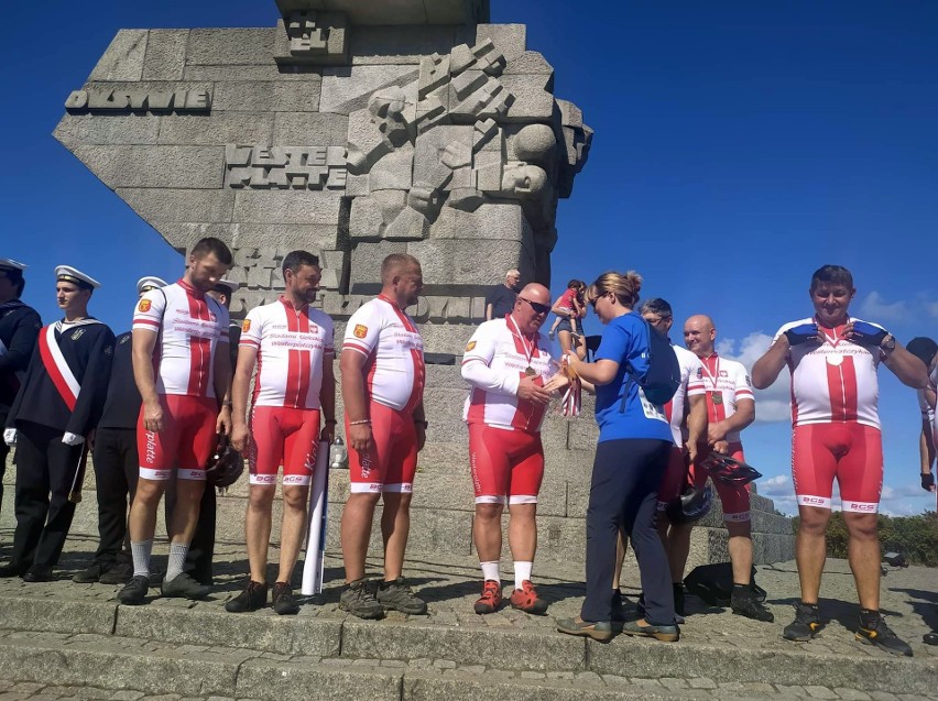 Ekipa ze Świętokrzyskiego na rowerach dotarła na Westerplatte. Dołączył do nich Minister Edukacji i Nauki Przemysław Czarnek. Zobacz zdjęcia