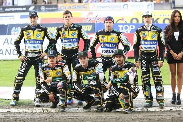 Podstawowy skład Unibaksu w sezonie 2014. Stoją od lewej: Tomasz Gollob, Oskar Fajfer, Emil Sajfutdinow, Paweł Przedpełski, klęczą: Adrian Miedziński, Darcy Ward i Chris Holder