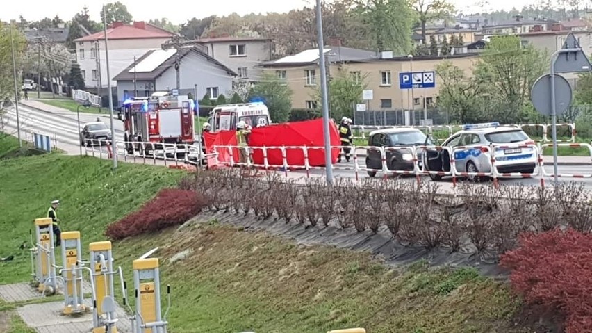 Siła uderzenia motocyklisty w barierki była tak duża, że...