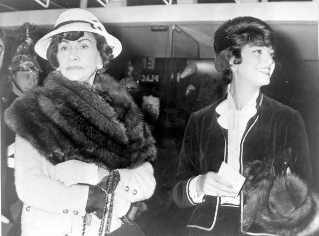 Co moda i kobiety na całym świecie zawdzięczają Coco Chanel? Naprawdę bardzo dużo. Przede wszystkim wygodę, luz, elegancję oraz kultowe perfumy, które były marzeniem wielu pań. Na zdjęciu Coco Chanel (po lewej) z koleżanką i ulubioną modelką Marie Helene Arnaud.