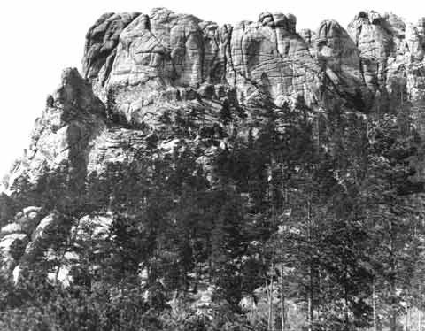 Widok na Mount Rushmore przed rozpoczęciem prac nad...