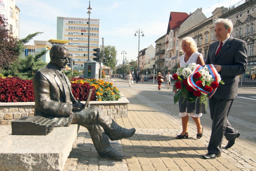 Pomnik Mariana Rejewskiego odsłonięto w 2005 roku