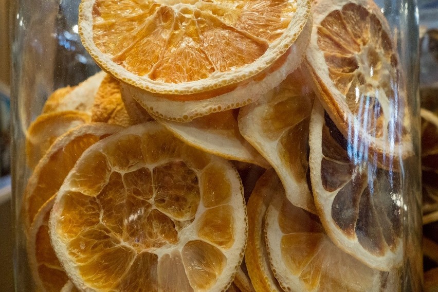 Suszone pomarańcze łanie wyglądają w szklanym naczyniu.