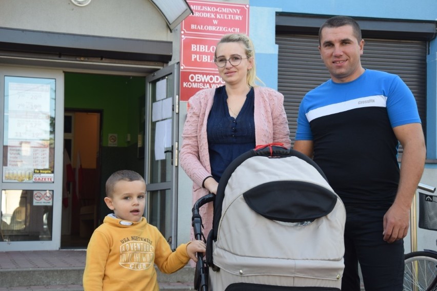 Marcin i Anna Mikuła z synem Antonim i Zosią w wózku. -...