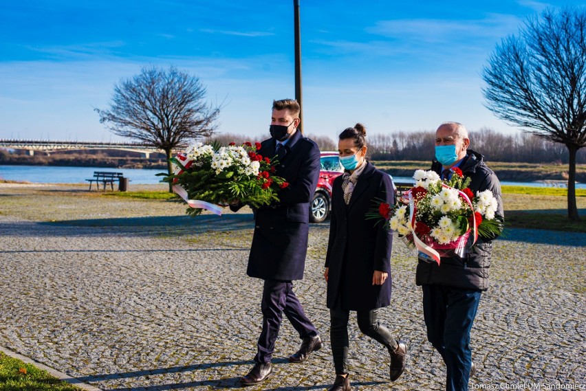 Pod tablicą poświęconą pamięci Marszałka Piłsudskiego...