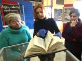 Zabytkowa księga sprzed ponad 500 lat została odrestaurowana w Książnicy