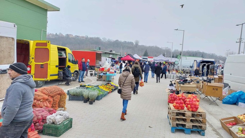 Ceny warzyw i owoców na giełdzie w Sandomierzu w sobotę, 2 marca. Dorodne jabłka, ziemniaki ale także ogórki, pomidory i rzodkiewka