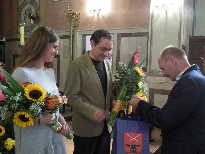Artystom dziękował i gratulował Mirosław Stanik, wójt gminy...