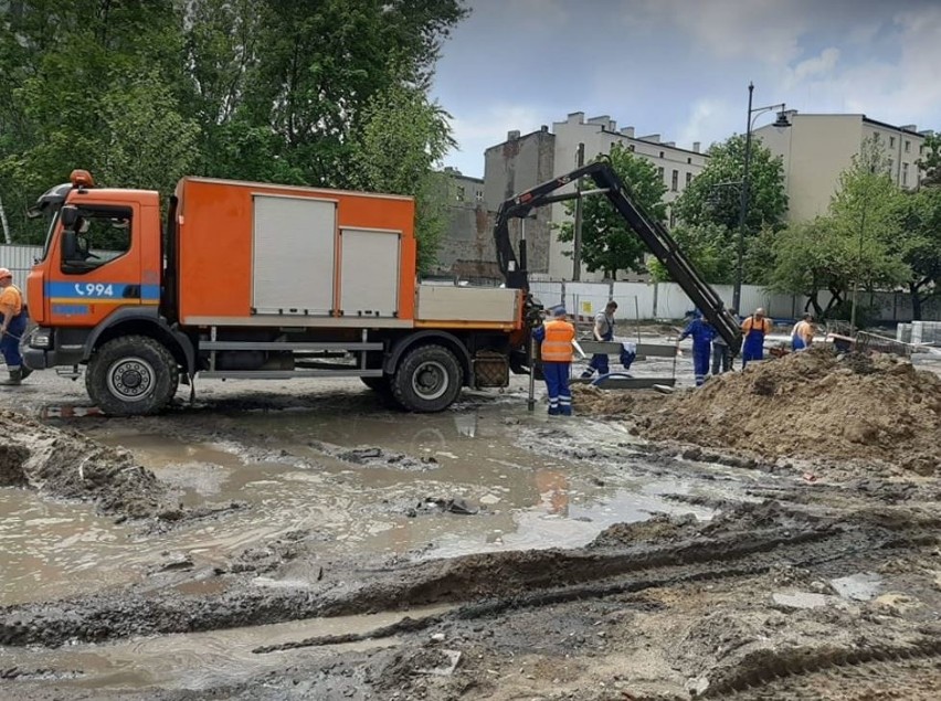 Łódź: Pływała na różowym flamingu po ul. Nawrot. Pani Sandra Ruta znalazła sposób na drogowców...