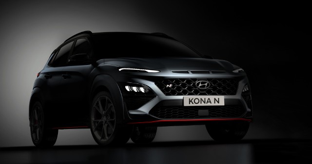 Hyundai Kona N Hyundai ujawnił wygląd nowego modelu KONA N. Na serii zwiastunów fani i entuzjaści sportowych modeli marki, mogą po raz pierwszy ujrzeć najnowszego członka sportowej submarki N.Fot. Hyundai