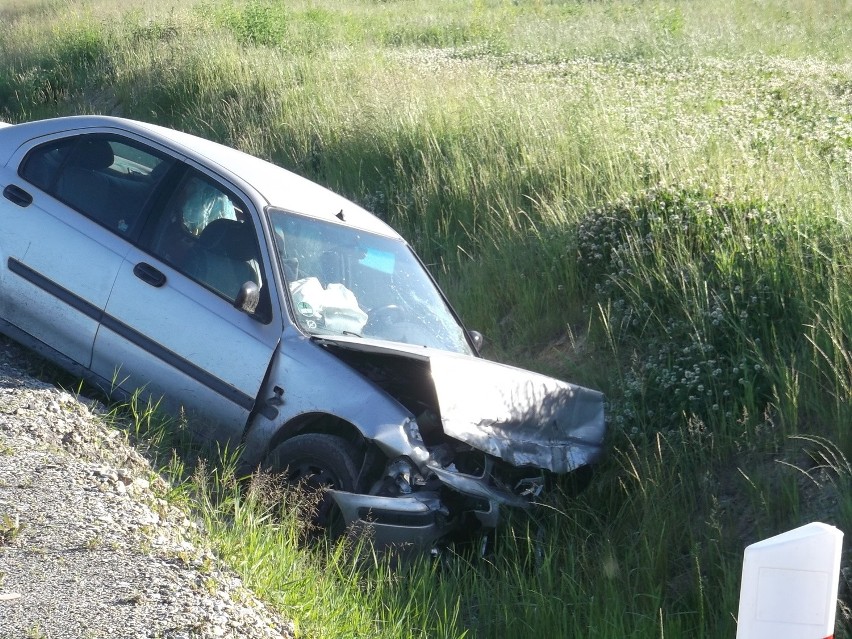 Tragiczny wypadek pod Oleśnicą. Jedna osoba nie żyje, dwie ranne (ZDJĘCIA)