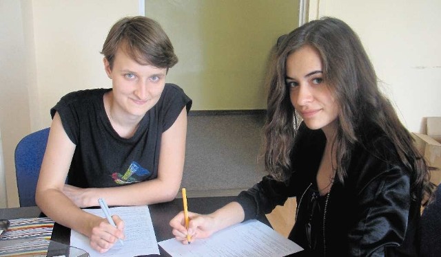 Małgorzata Brdej (z lewej) i Elżbieta Piotrowska wypełniają wnioski o pracę sezonową. Mają po 17 lat, byłaby to ich pierwsza w życiu praca. Małgosia chce opłacić kurs rysunku, Ela mieć własne konto.
