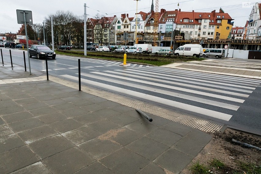 Absurd w centrum Szczecina. Chcieli zadbać o bezpieczeństwo. Ustawili niebezpieczne słupki