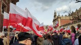 Protest na Rynku w Krakowie. Na cenzurowanym nowy rząd i Zielony Ład. "Przeciw likwidacji Państwa Polskiego". Polexit i... apel do Holland