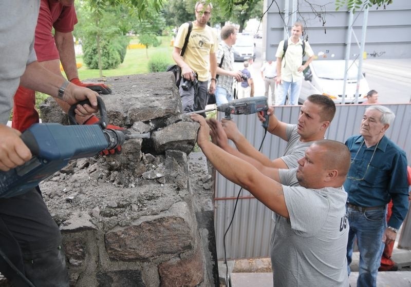 Toruń    Demontaż tablicy Juliana Nowickiego