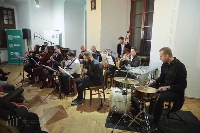 Koncert Małej Orkiestry Dancingowej, na które zaprosiło Muzeum Ludowych Instrumentów, odbył się na Zamku.