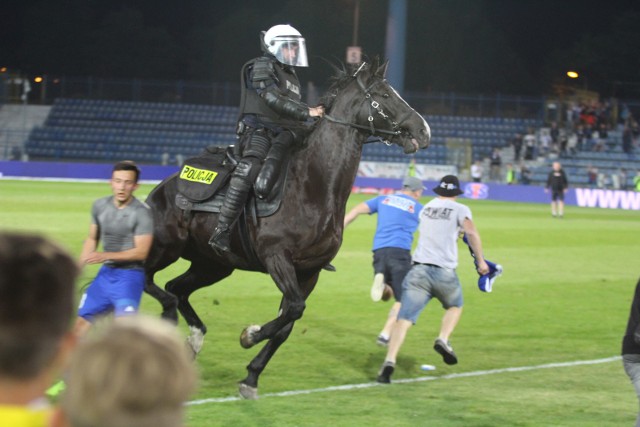 2.06.2017 r. Zadyma na meczu Ruch Chorzów - Górnik Łęczna. Niebiescy spadli wtedy z Ekstraklasy.   Zobacz kolejne zdjęcia. Przesuwaj zdjęcia w prawo - naciśnij strzałkę lub przycisk NASTĘPNE