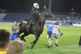 Kibice Ruchu Chorzów starli się z policją. 4 lata temu Ruch spadł z Ekstraklasy. Dziś Niebiescy mogą awansować do II ligi