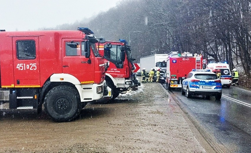 Wypadek zablokował wyjazd z Limanowej w kierunku Bochni. W akcji strażacy i medycy