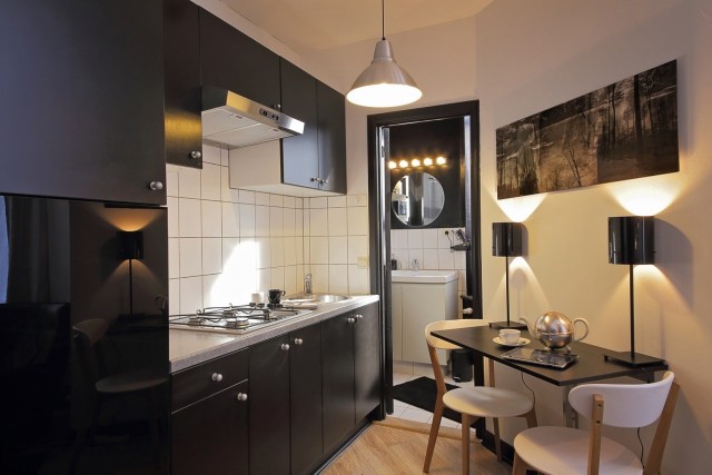 W małym mieszkaniu dobrym pomysłem jest połączenie salonu z częścią kuchenną.
