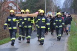 Plenerowa Droga Krzyżowa ulicami Ćmińska. Krzyż niosła młodzież, dorośli, strażacy, a także harcerze